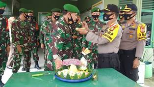 Di HUT TNI, Polsek Bangko Berikan Kejutan kepada TNI AL di Bagansiapiapi